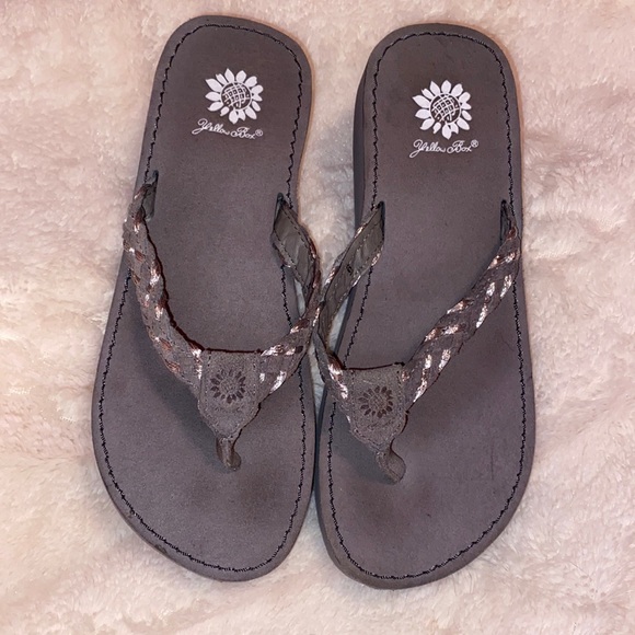 Yellow Box Shoes - Yellow Box Gray Slide Thong Sandals size 6